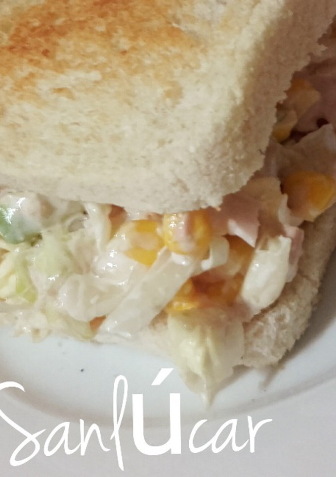 Una foto de Sándwiches vegetales con aguacate piña y cola de langosta. Pasión por el aguacate!!!