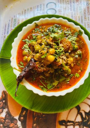 A picture of Green tur and peas curry.