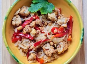 Una foto de Salteado de tempeh, fermentado de soja por hongo Rhyzopus Oligosporus 🇮🇩 Terima kasih, Indonesia!