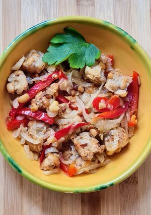Una foto de Salteado de tempeh, fermentado de soja por hongo Rhyzopus Oligosporus 🇮🇩 Terima kasih, Indonesia!