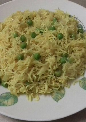 A picture of Yellow rice with green pea.