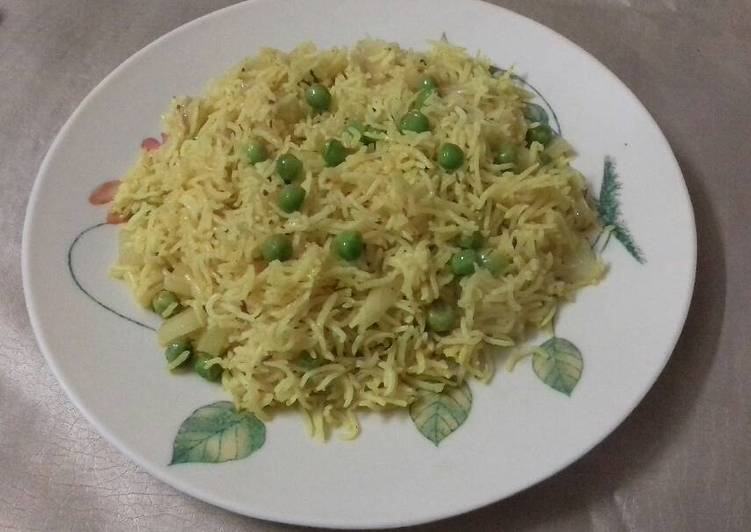 Yellow rice with green pea