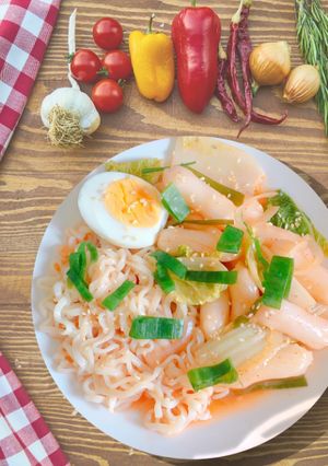 Hình của món Bánh gạo sốt cay Hàn Quốc tokbokki.