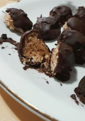 Una foto de Bomboncitos crema de maní y coco