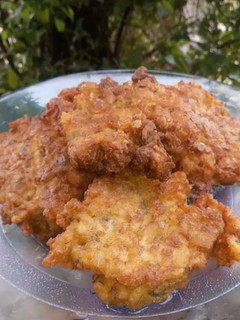 Una foto de Croquetas de fideos con salsa picante de albahaca 🤤