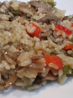 Una foto de Arroz con setas y espárragos trigueros