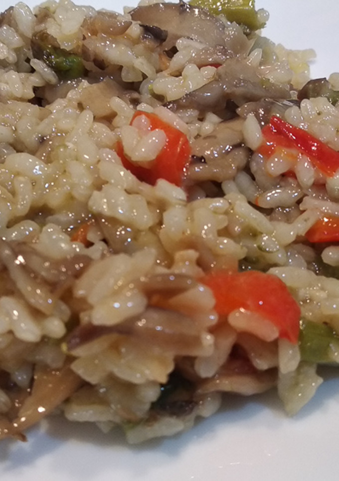 Una foto de Arroz con setas y espárragos trigueros