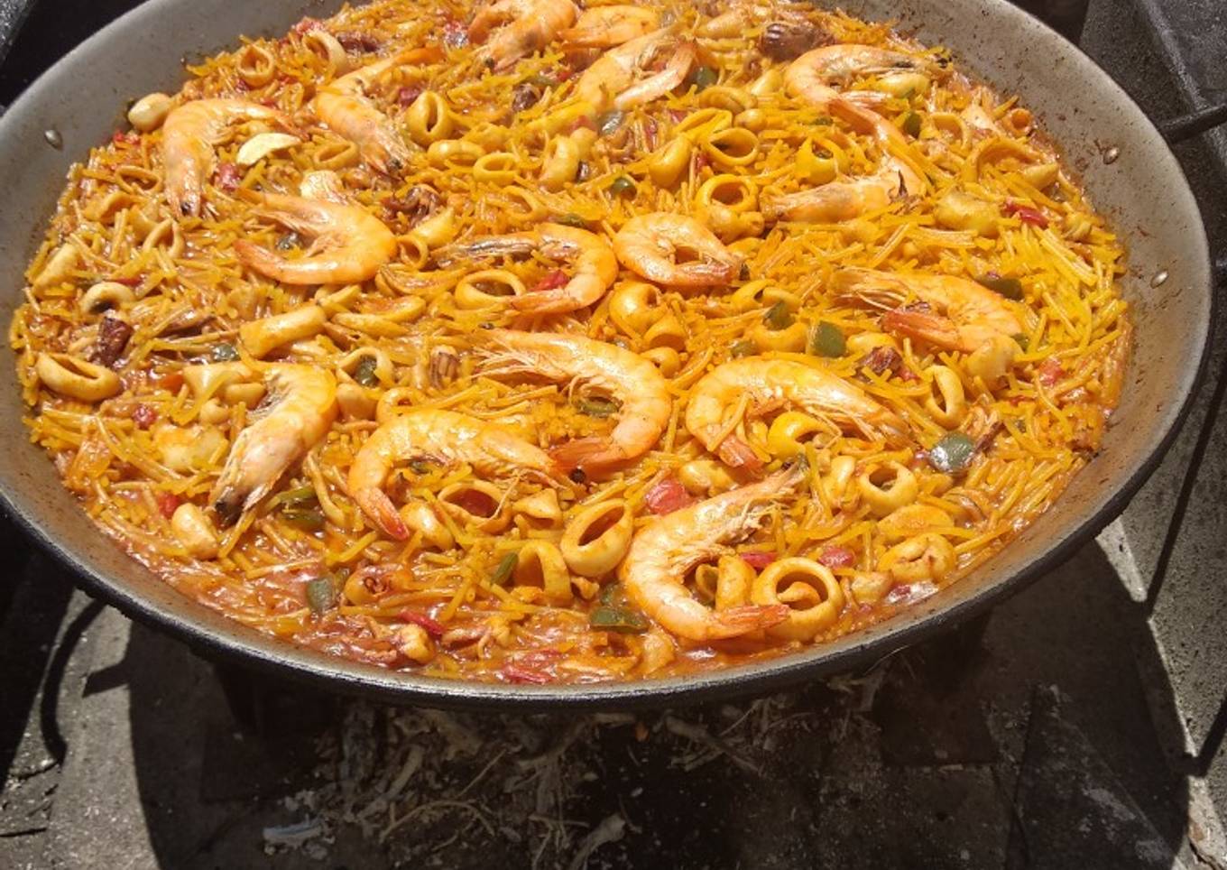 Fideuá a leña con ajo aceite