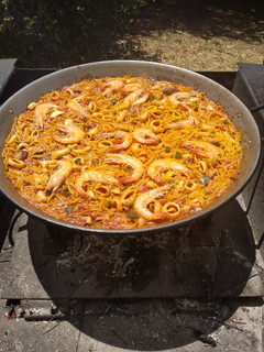Una foto de Fideuá a leña con ajo aceite