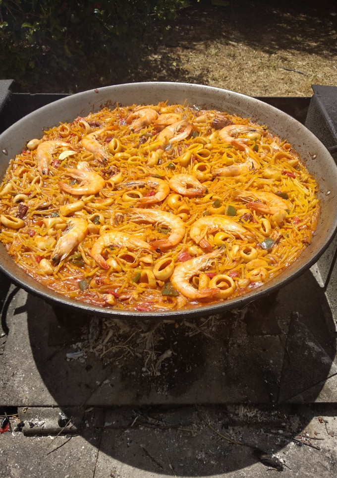 Una foto de Fideuá a leña con ajo aceite