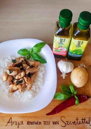 Thai jellegű bazsalikomos csirkemell recept fotója