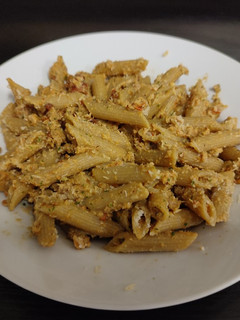 Una foto de Pasta al chipotle y cilantro con atún