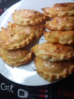 Una foto de Empanadas caprese (Mozzarella, tomates y albahaca) 🥟🥟🥟