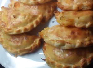 Una foto de Empanadas caprese (Mozzarella, tomates y albahaca) 🥟🥟🥟