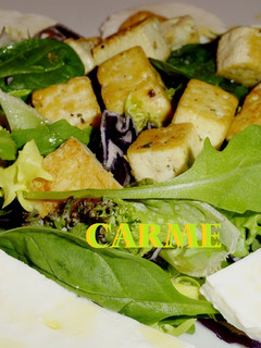 Una foto de Ensalada templada de tofu y queso fresco
