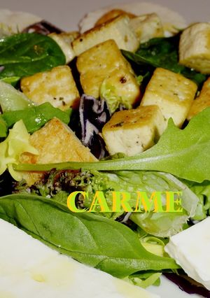 Una foto de Ensalada templada de tofu y queso fresco