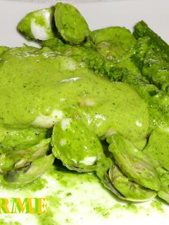 Una foto de Rape con almejas en salsa verde
