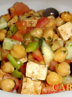 Una foto de Ensalada de garbanzos con tofu