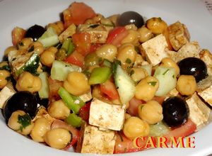 Una foto de Ensalada de garbanzos con tofu