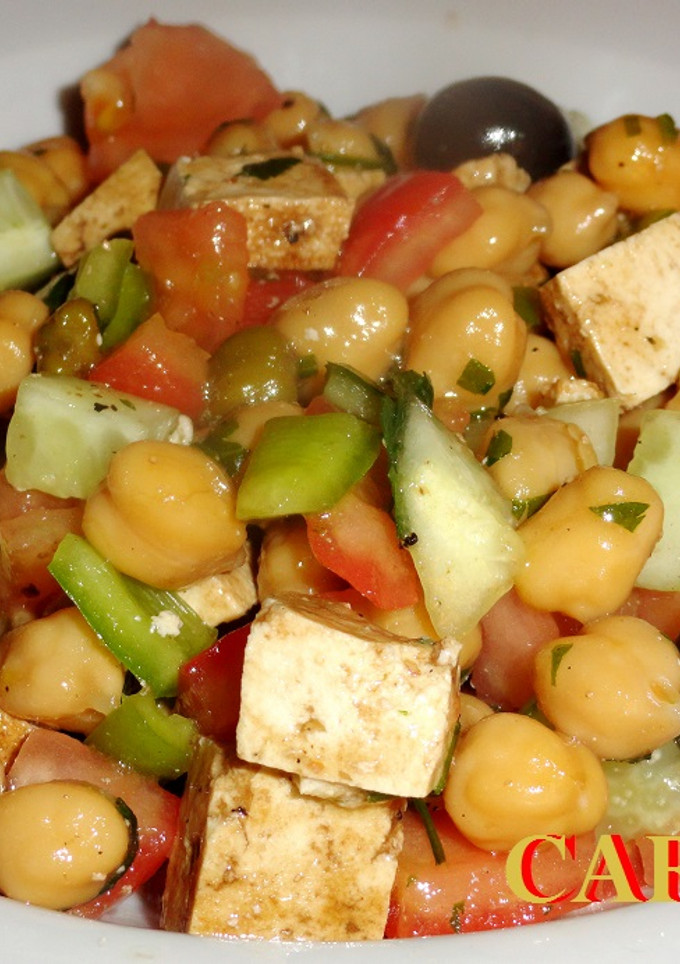 Una foto de Ensalada de garbanzos con tofu