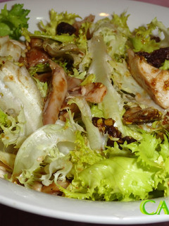 Una foto de Ensalada de escarola y pollo asado