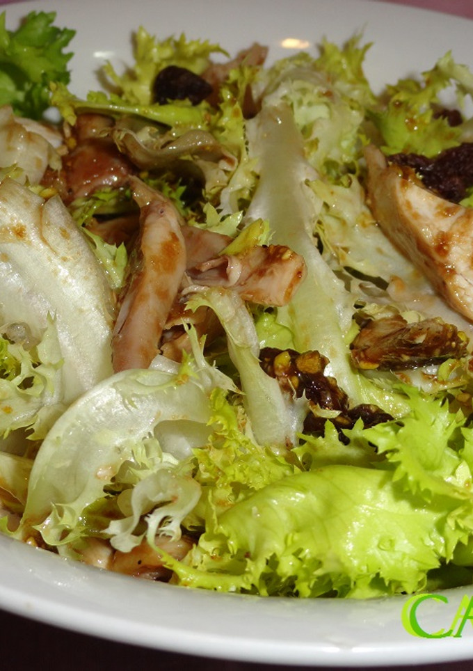 Una foto de Ensalada de escarola y pollo asado