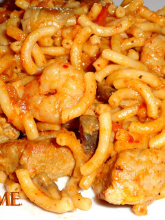 Una foto de Fideuá con secreto y gambas
