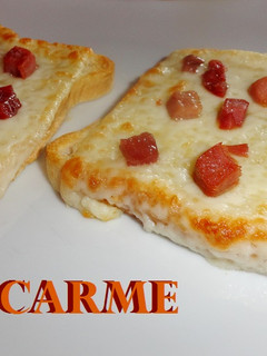 Una foto de Pizzetas de pan de molde con queso y jamón serrano