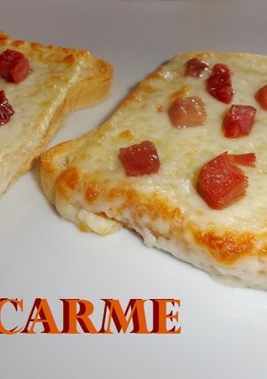 Una foto de Pizzetas de pan de molde con queso y jamón serrano