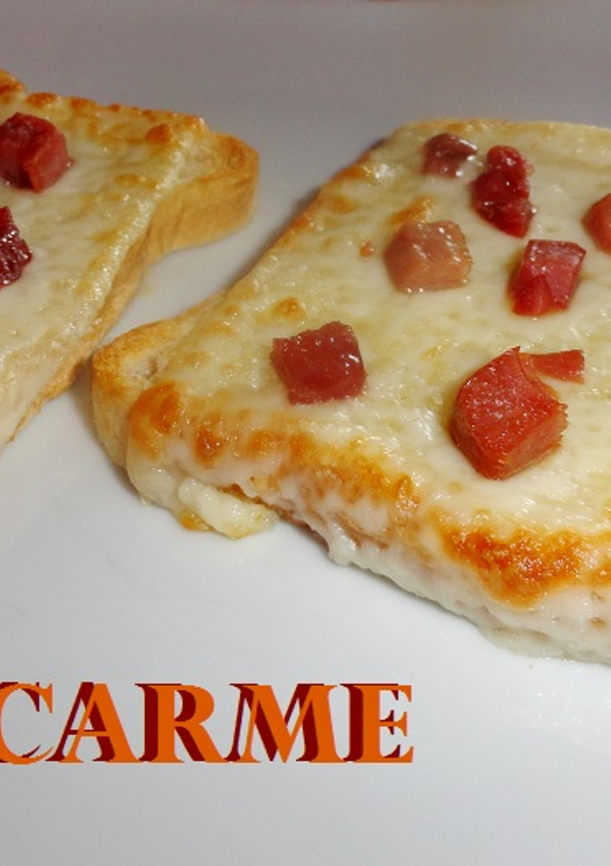 Una foto de Pizzetas de pan de molde con queso y jamón serrano