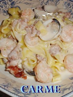 Una foto de Tagliatelle con carne y marisco
