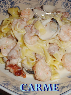 Una foto de Tagliatelle con carne y marisco