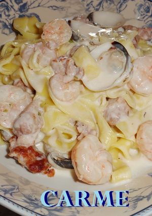 Una foto de Tagliatelle con carne y marisco