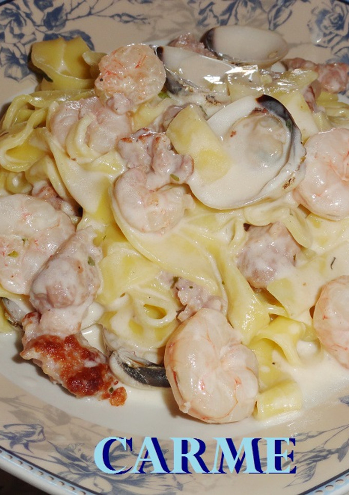 Una foto de Tagliatelle con carne y marisco