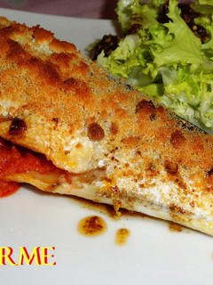 Una foto de Lubina rellena con costra de parmesano