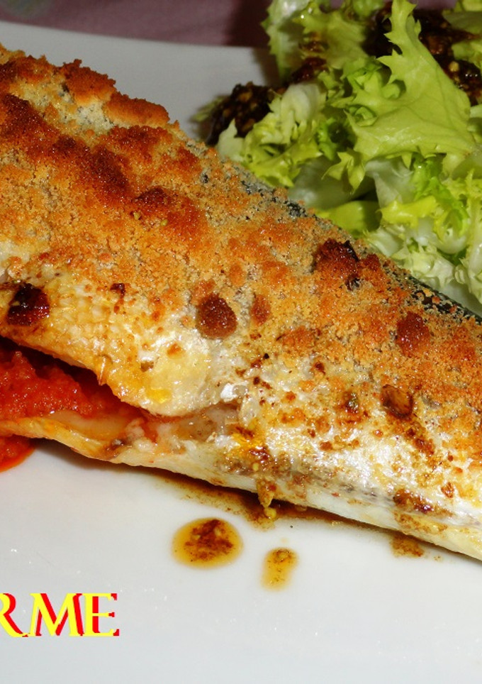 Una foto de Lubina rellena con costra de parmesano