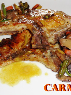 Una foto de Chuletas de cerdo con mostaza, miel y salteado de verduras