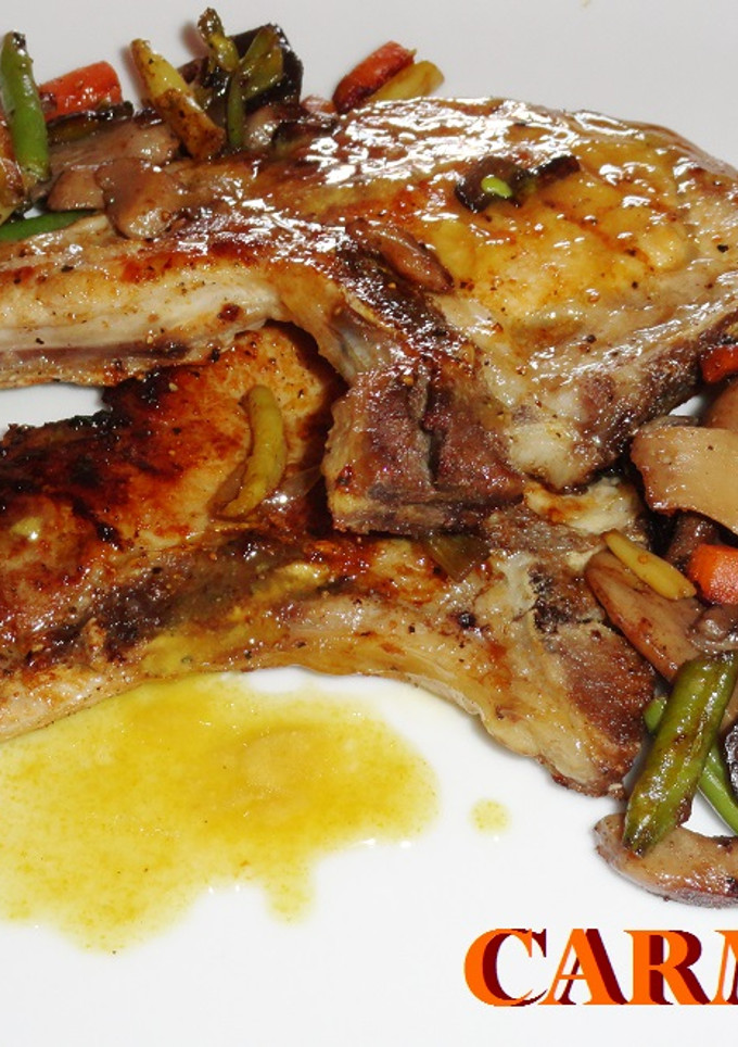 Una foto de Chuletas de cerdo con mostaza, miel y salteado de verduras