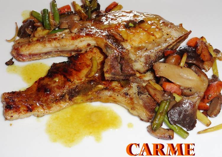 Chuletas de cerdo con mostaza, miel y salteado de verduras