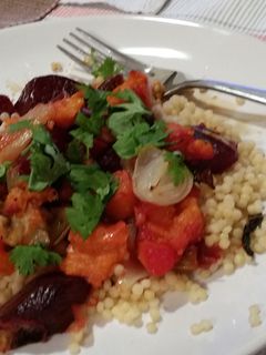 Una foto de Verduras de temporada asadas con couscous