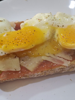 Una foto de Tostada con jamón ibérico y huevo