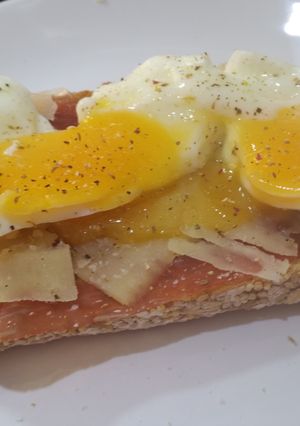 Una foto de Tostada con jamón ibérico y huevo