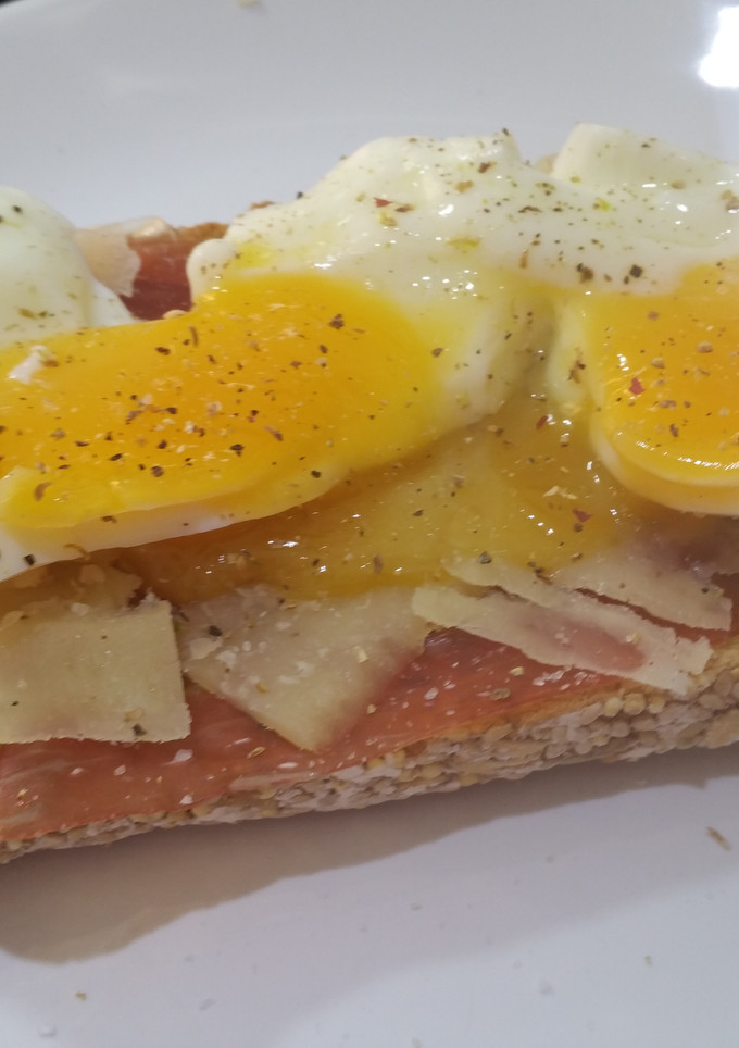Una foto de Tostada con jamón ibérico y huevo