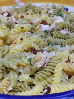 Una foto de Pasta rápida con pechuga de pavo y tomates secos