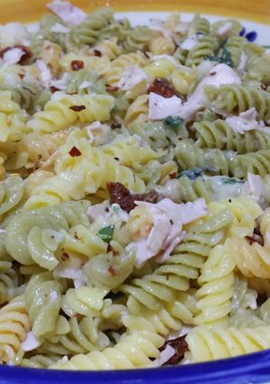 Una foto de Pasta rápida con pechuga de pavo y tomates secos