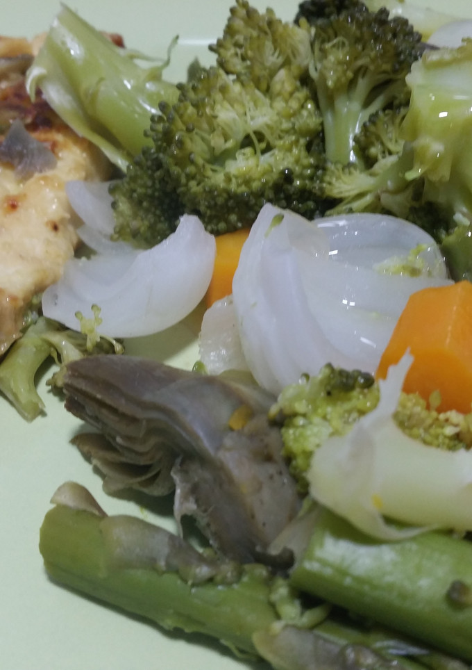Una foto de Verduras al vapor con pechuga de pavo