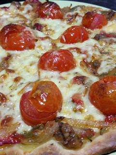 Una foto de Pizza con tomates cherry y escalivada