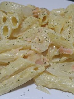 Una foto de Macarrones cremosos al salmón sin gluten y sin nata