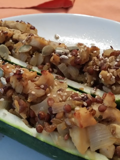 Una foto de Calabacines rellenos con pollo agridulce al verdejo
