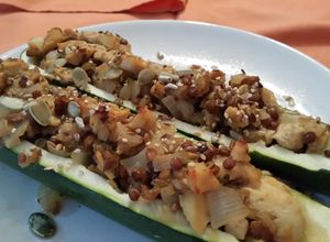 Una foto de Calabacines rellenos con pollo agridulce al verdejo